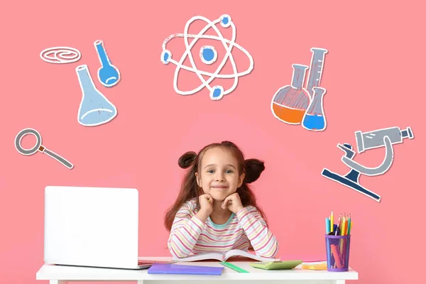 Klein Meisje Doet Huiswerk Aan Tafel Roze Achtergrond — Stockfoto