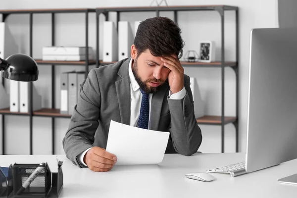 Sad Young Man Reading Order His Dismissal Office — Stock Photo, Image