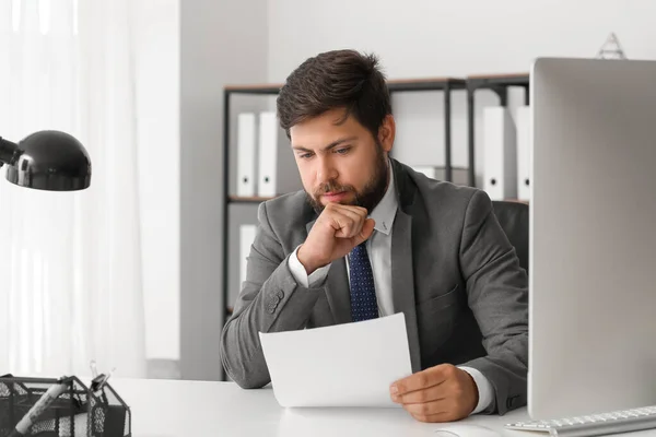 Sad Young Man Reading Order His Dismissal Office — Stock Photo, Image