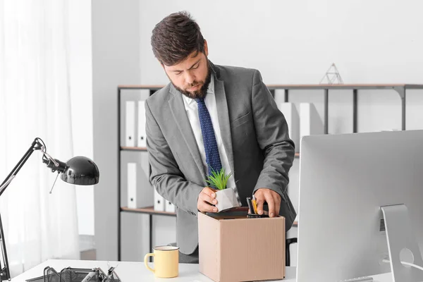 Viré Jeune Homme Emballant Ses Affaires Dans Bureau — Photo