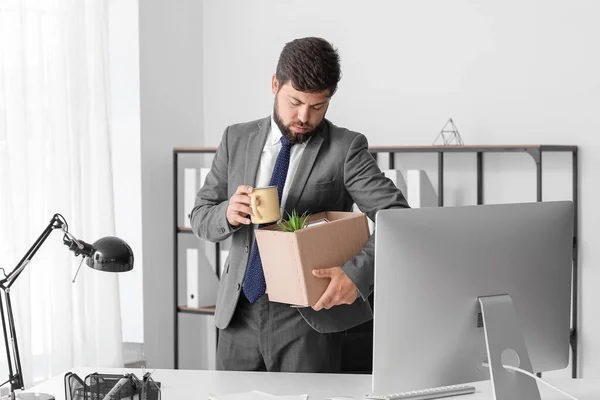 Feuriger Junger Mann Hält Schachtel Mit Seinen Sachen Büro — Stockfoto