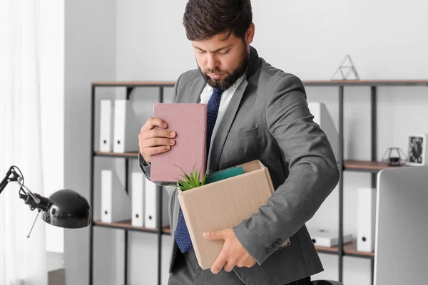 Feuriger Junger Mann Hält Schachtel Mit Seinen Sachen Büro — Stockfoto