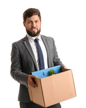 Beyaz arka planda kişisel eşyaları olan kovulmuş genç bir adam.