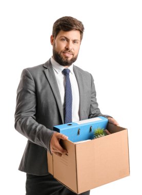 Beyaz arka planda kişisel eşyaları olan kovulmuş genç bir adam.