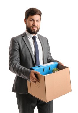 Beyaz arka planda kişisel eşyaları olan kovulmuş genç bir adam.