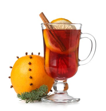 Bir bardak lezzetli sıcak şarap ve beyaz arka planda portakal.