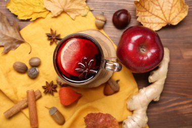 Ahşap masada cam bir bardak aromalı şarap.