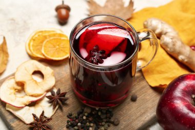 Tahta tahta tahtada bir fincan lezzetli sıcak şarap, yakın plan.