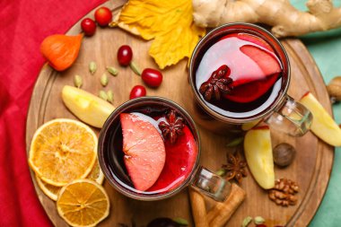 Ahşap tahta tahta masada aromalı şarap bardakları, yakın plan.