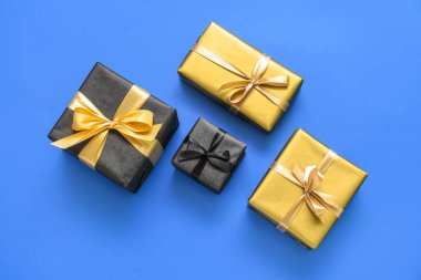 Mavi arka planda hediye kutuları. Kara Cuma indirimi