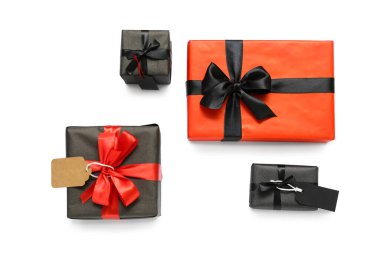 Beyaz arka planda fiyat etiketleri olan hediye kutuları. Kara Cuma indirimi