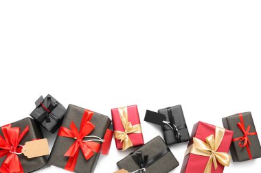 Beyaz arka planda fiyat etiketleri olan hediye kutuları. Kara Cuma indirimi