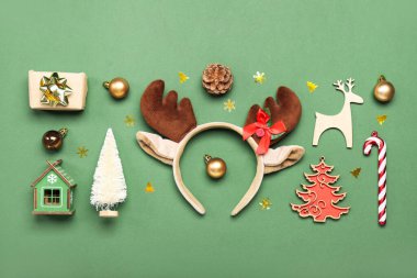 Yeşil arka planda dekoru olan Noel geyiği boynuzları