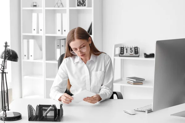 Ung Kvinna Med Order Entledigande Sittande Vid Bordet — Stockfoto