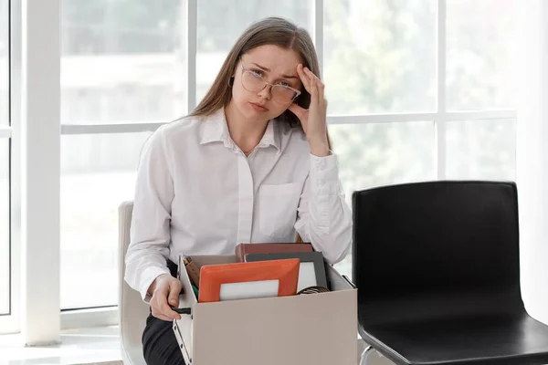 Triste Despido Joven Mujer Con Cosas Personales Sentado Oficina — Foto de Stock