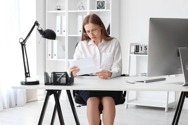 Young Woman Order Her Dismissal Sitting Table Office — Stock Photo, Image