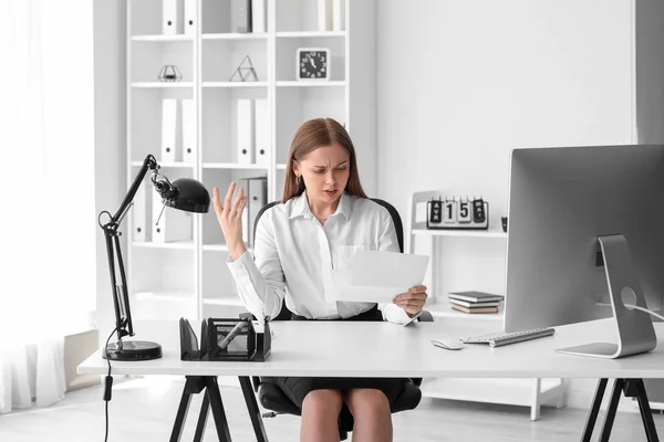 Angry Young Woman Order Her Dismissal Sitting Table Office — Stock Photo, Image