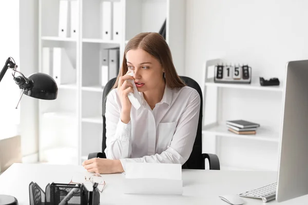 Young Woman Order Her Dismissal Crying Table Office — Stock Photo, Image