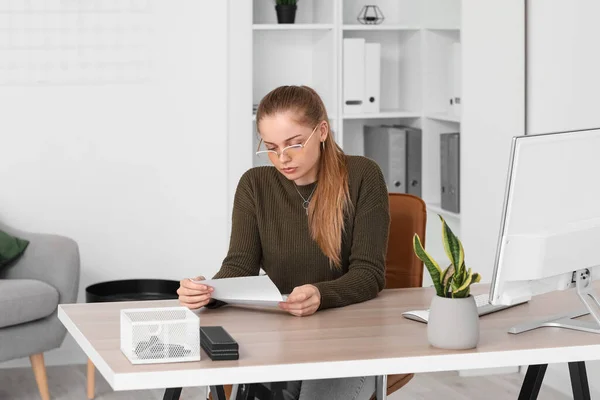 Young Woman Reading Order Her Dismissal Office — Stock Photo, Image