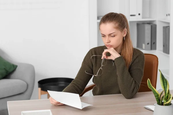 若い女性のオフィスでの解雇のための命令を読んで動揺 — ストック写真