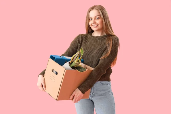 Χαρούμενη Απολυμένη Νεαρή Γυναίκα Κρατώντας Κουτί Προσωπικά Πράγματα Ροζ Φόντο — Φωτογραφία Αρχείου