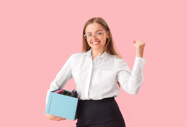Щаслива Звільнена Молода Жінка Тримає Коробку Офісними Речами Рожевому Фоні — стокове фото