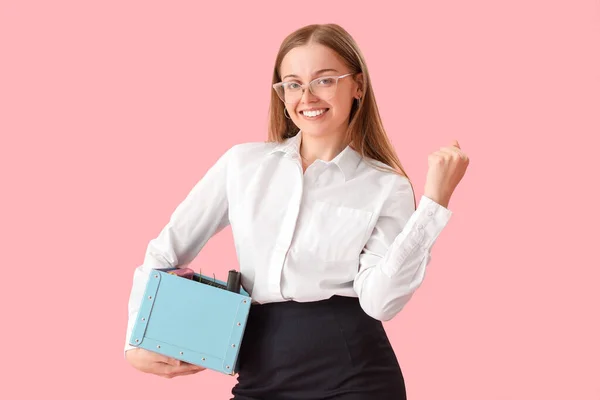 Щаслива Звільнена Молода Жінка Тримає Коробку Офісними Речами Рожевому Фоні — стокове фото