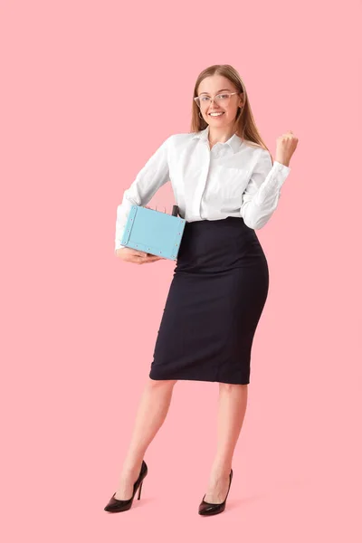 Ευτυχισμένη Απολυμένη Νεαρή Γυναίκα Κρατώντας Κουτί Πράγματα Γραφείου Ροζ Φόντο — Φωτογραφία Αρχείου