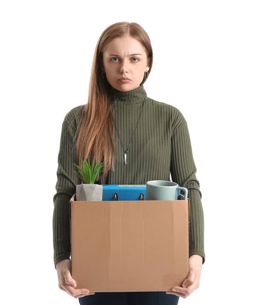 解雇された若い女性保持ボックスとともに彼女のもの上の白い背景 — ストック写真