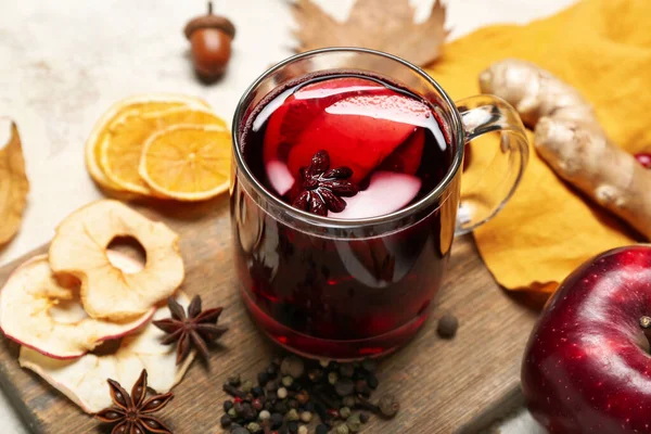 Wooden Board Cup Tasty Mulled Wine Table Closeup — Stock Photo, Image