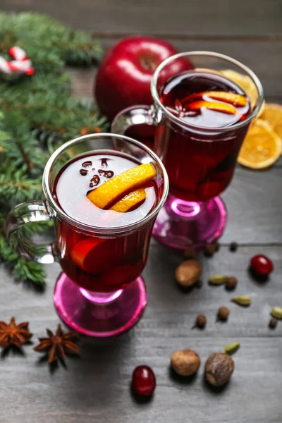 Verres Vin Chaud Aromatique Sur Table Bois Sombre Gros Plan — Photo