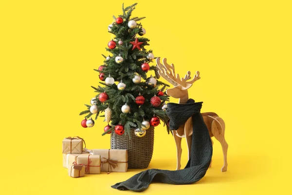 Wooden Reindeer Scarf Christmas Tree Presents Yellow Background — Stock Photo, Image