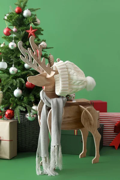 Wooden Reindeer Scarf Hat Christmas Tree Presents Green Background — Stock Photo, Image