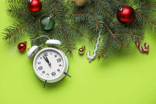 Vintage Wecker Mit Weihnachtsdekor Und Tannenzweigen Auf Grünem Hintergrund — Stockfoto