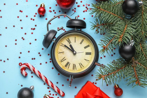 Reloj Despertador Vintage Con Decoración Navidad Sobre Fondo Azul — Foto de Stock