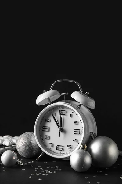 Orologio Bianco Capodanno Decorazioni Sfondo Scuro — Foto Stock