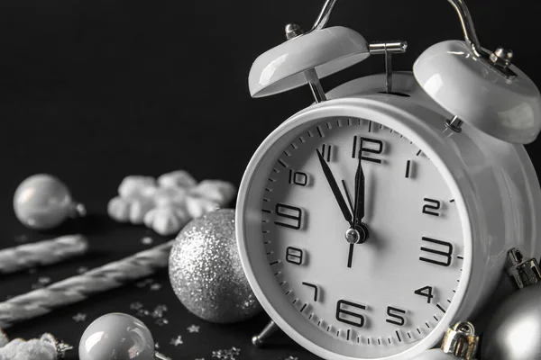 Horloge Nouvel Blanc Décorations Sur Fond Sombre Gros Plan — Photo