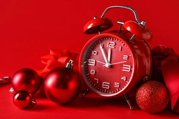 Neujahrsuhr Und Dekorationen Auf Rotem Hintergrund — Stockfoto