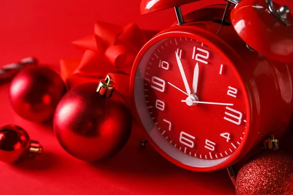 赤い背景の新年の時計と装飾 クローズアップ — ストック写真