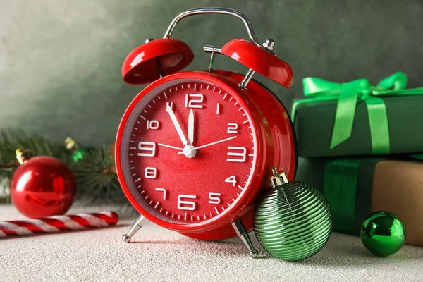 Reloj Rojo Año Nuevo Bolas Navidad Sobre Fondo Grunge —  Fotos de Stock