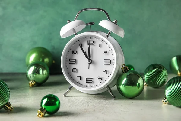 Alarme Branco Bolas Natal Mesa — Fotografia de Stock