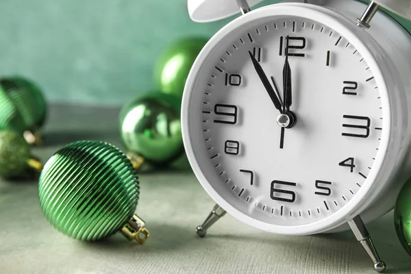 Beyaz Alarmlı Saat Noel Topları Masada Yakın Plan — Stok fotoğraf