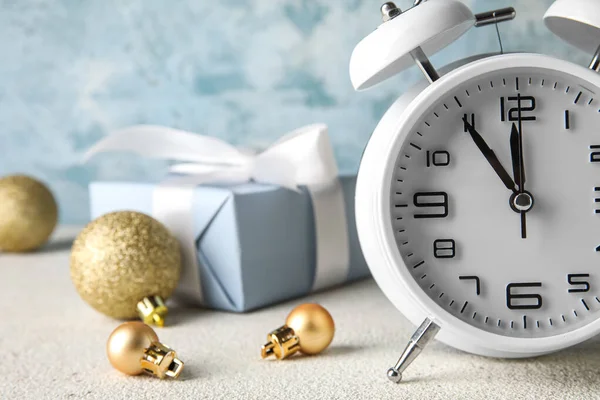 テーブルの上の白い新年の時計 クローズアップ — ストック写真