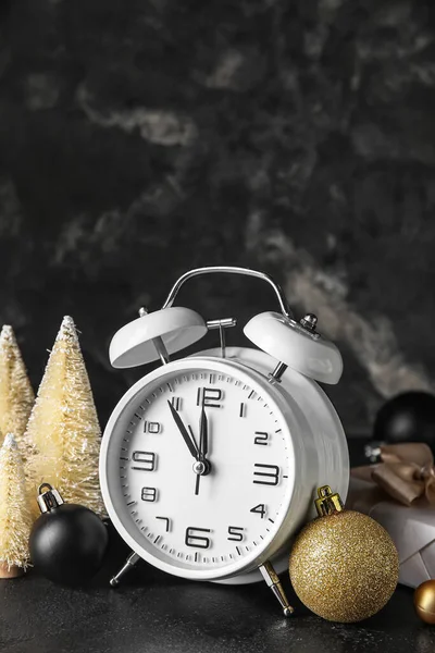 Relógio Alarme Branco Belas Decorações Natal Fundo Escuro — Fotografia de Stock
