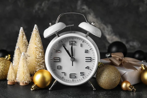 白い目覚まし時計と暗い背景に美しいクリスマスの装飾 — ストック写真