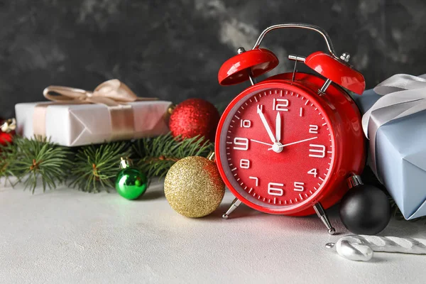 赤い目覚まし時計と白いテーブルの上のクリスマス飾り — ストック写真