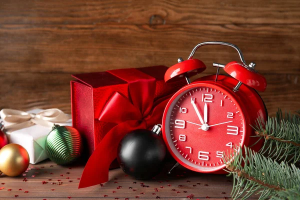 Reloj Despertador Rojo Regalo Navidad Decoraciones Sobre Fondo Madera —  Fotos de Stock