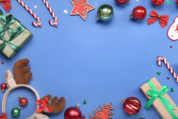 Rahmen Aus Weihnachtsdekor Rentierhörnern Und Geschenken Auf Blauem Hintergrund — Stockfoto