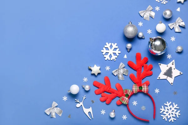 青い背景に装飾が施されたクリスマストナカイの角 — ストック写真