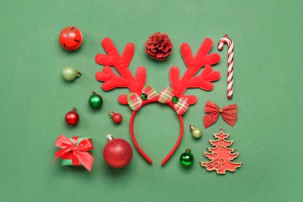 Weihnachten Rentierhörner Mit Geschenk Und Dekor Auf Grünem Hintergrund — Stockfoto